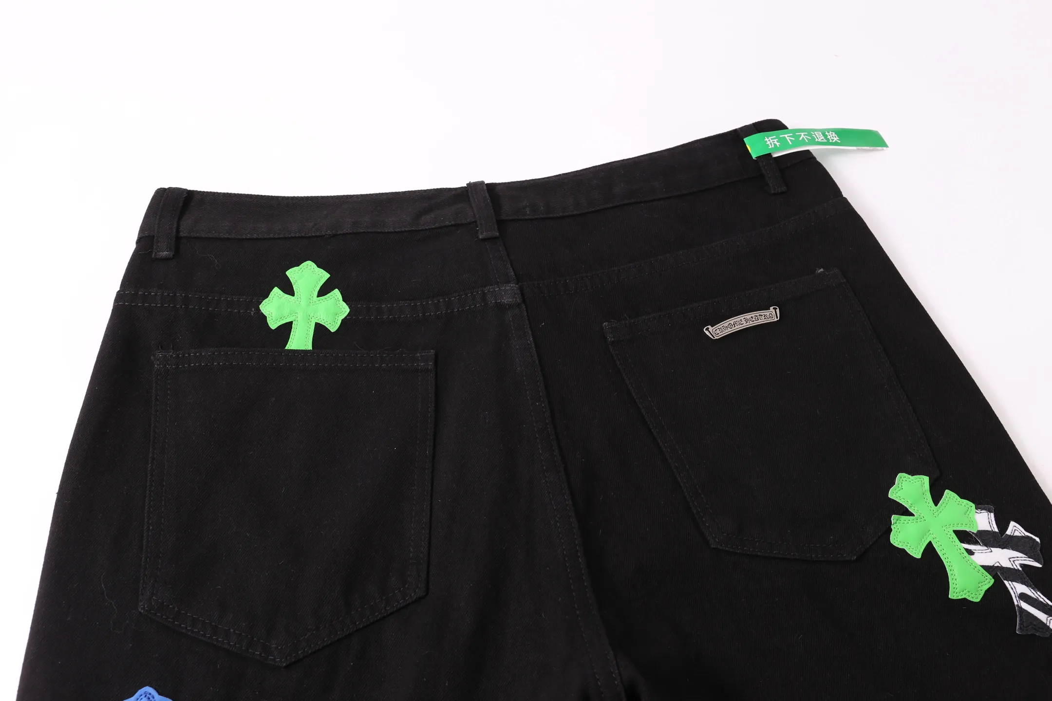 P260 Style No.: H892 Croxin & 𝐂𝐡𝐫𝐨𝐦𝐞 𝐇𝐞𝐚𝐫𝐭 ss25 limited color leather flame stitching jeans. Styles with different wash textures are very friendly to people with thin legs. The slightly flared version perfectly modifies the leg shape. The timeless and moderate length makes it easy to match and match. It is the basis for various styles and is a must-have in your wardrobe! The fabric is stiff but also makes the upper body soft without losing texture. The washing process is even more perfect. It is a must-have item for everyone! ! ! Washed wheat, hang tag, pants label, three labels complete Color: black Size: 28-30-32-34-36
